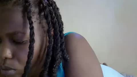 Snapshot of elvier_pretty chatting on 10/31/25, 08:15 flo online show from 10/31/25, 08:15