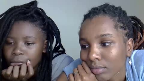 Snapshot of elvier_pretty chatting on 11/01/25, 07:05 flo online show from 11/01/25, 07:05