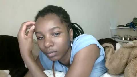 Snapshot of elvier_pretty chatting on 11/11/25, 08:36 flo online show from 11/11/25, 08:36