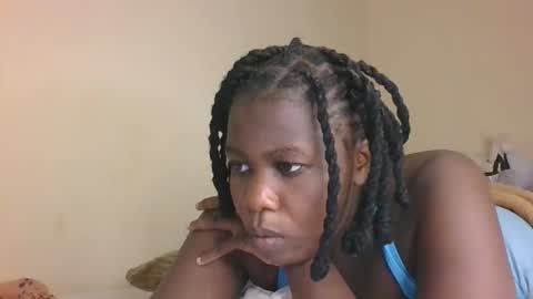 Snapshot of elvier_pretty chatting on 11/12/25, 08:37 flo online show from 11/12/25, 08:37