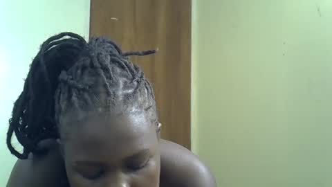 Snapshot of elvier_pretty chatting on 12/19/25, 08:54 flo online show from 12/19/25, 08:54