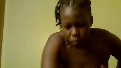 Snapshot of elvier_pretty chatting on 12/22/25, 12:18 flo online show from 12/22/25, 12:18
