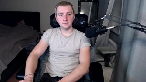 Snapshot of elvin_vaenight chatting on 10/12/25, 11:37 Elvin Vaenight online show from 10/12/25, 11:37