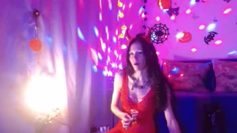 Elisa online show from 10/31/25, 08:21