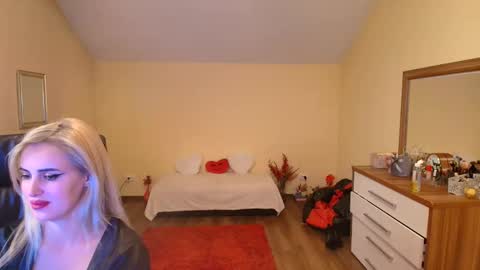 elysia3333 online show from 10/21/25, 12:22