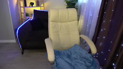 Snapshot of elyslunar_ chatting on 01/15/25, 12:25 Call me Elis online show from 01/15/25, 12:25