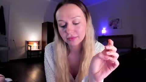 Snapshot of em_emilie chatting on 03/25/26, 06:03 Emilie online show from 03/25/26, 06:03