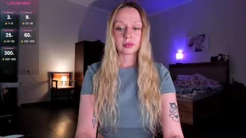 Snapshot of em_emilie chatting on 04/17/26, 04:54 Emilie online show from 04/17/26, 04:54