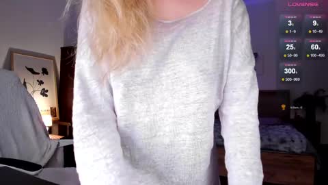 Snapshot of em_emilie chatting on 04/25/26, 05:32 Emilie online show from 04/25/26, 05:32