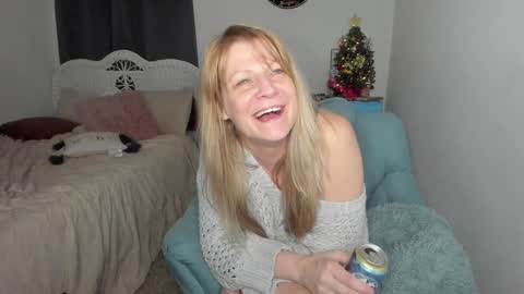 Snapshot of emberpheonixxx chatting on 12/20/24, 06:29 Ember Pheonixxx online show from 12/20/24, 06:29