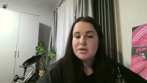 Snapshot of emeldapieroni chatting on 07/07/26, 06:34 Poly online show from 07/07/26, 06:34