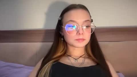 Snapshot of emellly chatting on 11/19/25, 04:23 Emelly online show from 11/19/25, 04:23