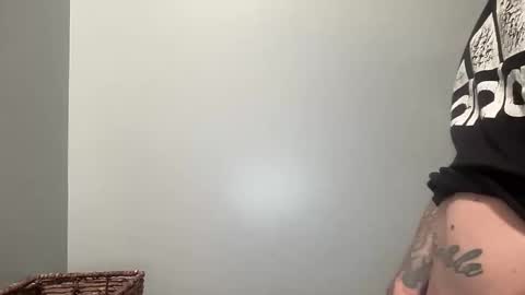 Snapshot of emerald1machete chatting on 11/17/25, 06:19 MelodyMichael online show from 11/17/25, 06:19