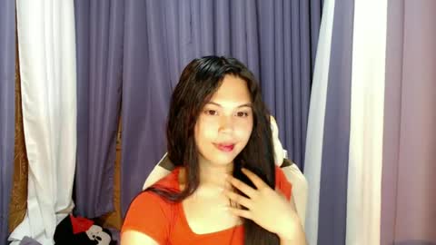 Snapshot of emere_kai_24xxx chatting on 06/18/26, 10:30 Chelle dont forget to folloe me and thumps up online show from 06/18/26, 10:30