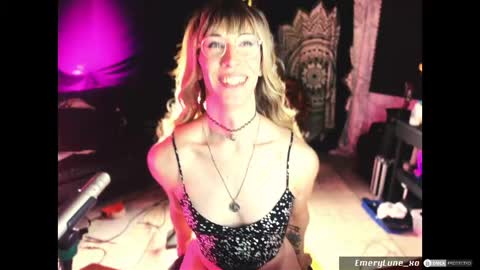 Snapshot of emerylune_xo chatting on 05/20/26, 01:23 Emery Lune online show from 05/20/26, 01:23