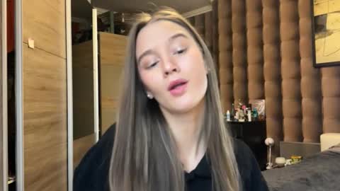 Snapshot of emi__ly chatting on 11/27/25, 06:26 emi__ly online show from 11/27/25, 06:26