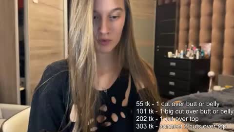 Snapshot of emi__ly chatting on 11/28/25, 06:43 emi__ly online show from 11/28/25, 06:43