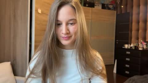 Snapshot of emi__ly chatting on 12/01/25, 06:51 emi__ly online show from 12/01/25, 06:51