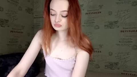 Snapshot of emi_less chatting on 10/19/25, 04:40 Emi online show from 10/19/25, 04:40