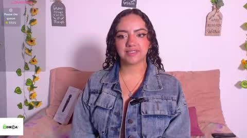 Snapshot of emiily_curly chatting on 05/25/26, 11:05 Emily online show from 05/25/26, 11:05