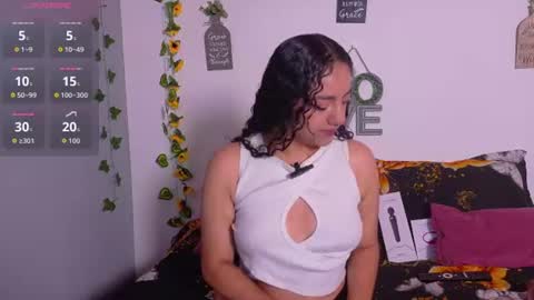Snapshot of emiily_curly chatting on 07/08/26, 11:48 Emily online show from 07/08/26, 11:48
