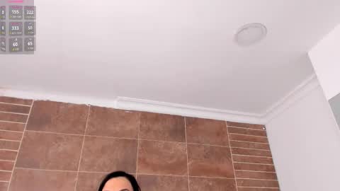 Snapshot of emiily_smile chatting on 11/17/25, 01:06 Emily online show from 11/17/25, 01:06