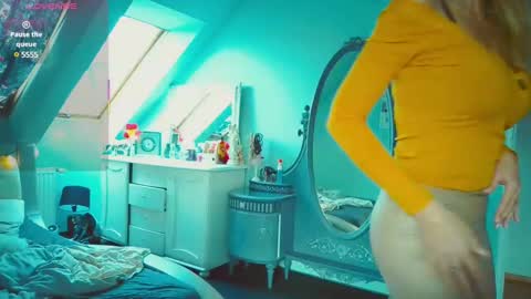 Emila online show from 03/04/25, 12:22