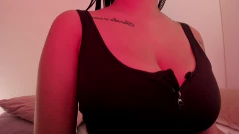 Snapshot of emilia_ghendle chatting on 12/22/24, 02:06 Emilia Big Boobs online show from 12/22/24, 02:06