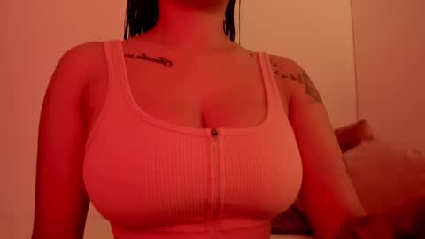 Snapshot of emilia_ghendle chatting on 01/06/25, 01:30 Emilia Big Boobs online show from 01/06/25, 01:30