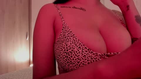 Snapshot of emilia_ghendle chatting on 01/17/25, 08:22 Emilia Big Boobs online show from 01/17/25, 08:22