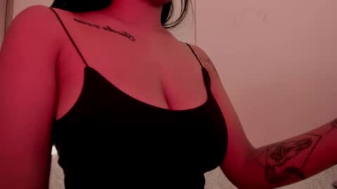 Snapshot of emilia_ghendle chatting on 01/21/25, 07:50 Emilia Big Boobs online show from 01/21/25, 07:50