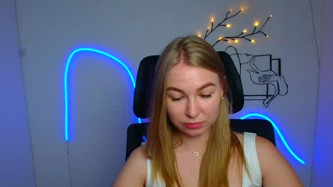 Snapshot of emilia_ilia chatting on 07/17/26, 05:47 Emilia online show from 07/17/26, 05:47