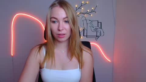 Snapshot of emilia_ilia chatting on 07/22/26, 05:43 Emilia online show from 07/22/26, 05:43