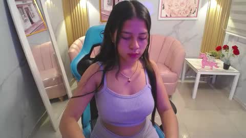 Snapshot of emilia_love_a chatting on 10/10/25, 04:33 Emilia online show from 10/10/25, 04:33