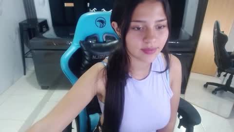 Snapshot of emilia_love_a chatting on 10/15/25, 03:39 Emilia online show from 10/15/25, 03:39