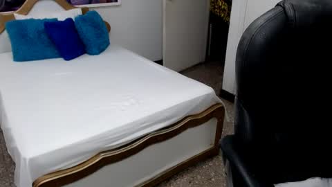Snapshot of emiliaa_hot chatting on 07/31/26, 10:42 emiliaa_hot online show from 07/31/26, 10:42