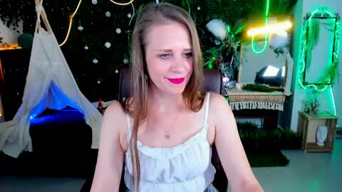 Snapshot of emiliabedy chatting on 05/13/26, 09:17 Emilia Bedy online show from 05/13/26, 09:17