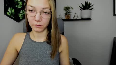 Snapshot of emilly_xkiss chatting on 12/31/24, 06:16 Emilly online show from 12/31/24, 06:16