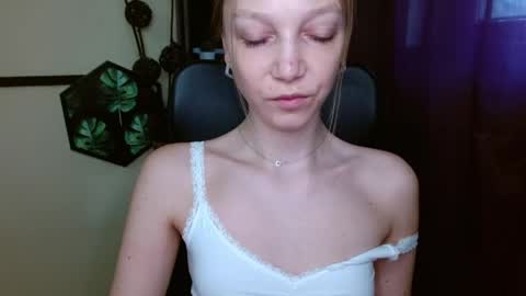 Snapshot of emilly_xkiss chatting on 04/21/26, 05:47 Emilly online show from 04/21/26, 05:47