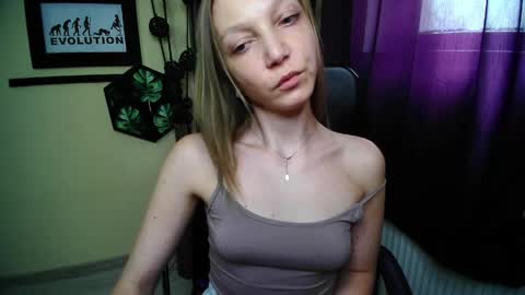 Snapshot of emilly_xkiss chatting on 05/11/26, 12:44 Emilly online show from 05/11/26, 12:44
