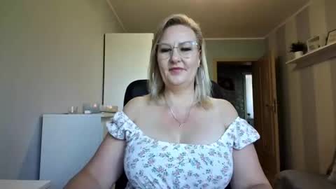 Snapshot of emillykiss chatting on 05/27/26, 06:32 EmillyLove online show from 05/27/26, 06:32