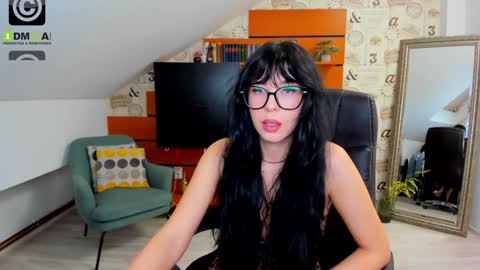 Snapshot of emillytaylor chatting on 12/09/24, 07:17 EmillyTaylor online show from 12/09/24, 07:17