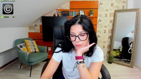 Snapshot of emillytaylor chatting on 02/05/25, 10:51 EmillyTaylor online show from 02/05/25, 10:51