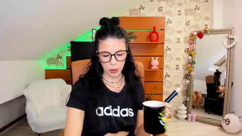 Snapshot of emillytaylor chatting on 10/10/25, 04:22 EmillyTaylor online show from 10/10/25, 04:22