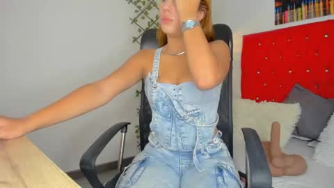 Snapshot of emily__dee chatting on 05/04/26, 12:45 Emily online show from 05/04/26, 12:45