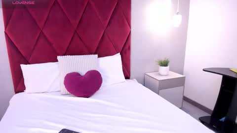 emily_clarkk_ online show from 03/20/26, 08:14