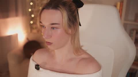 Em -  online show from 12/20/24, 10:22