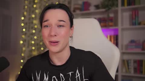 Em -  online show from 02/26/25, 10:42