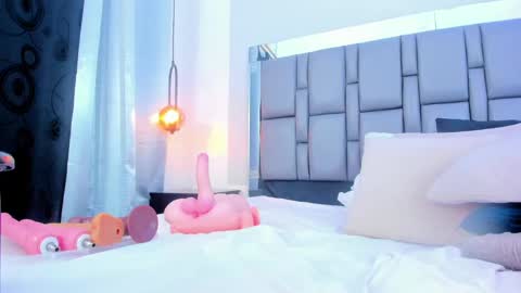 Snapshot of emily_gil1 chatting on 01/21/25, 04:16 Emi online show from 01/21/25, 04:16