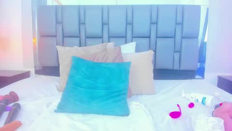 Snapshot of emily_gil1 chatting on 01/24/25, 08:22 Emi online show from 01/24/25, 08:22